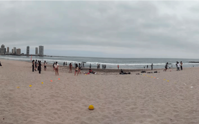 Alumnos y alumnas de 8° participan en actividades deportivas en Playa Cavancha
