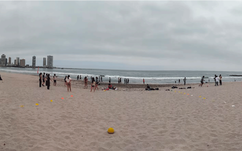 Alumnos y alumnas de 8° participan en actividades deportivas en Playa Cavancha