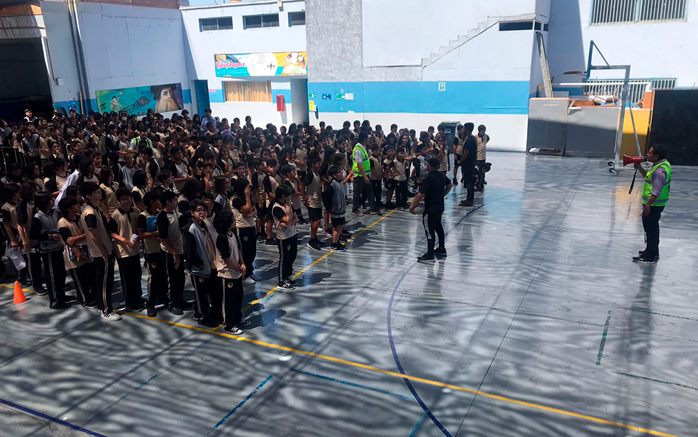 Estudiantes participan ordenadamente en simulacro de emergencia