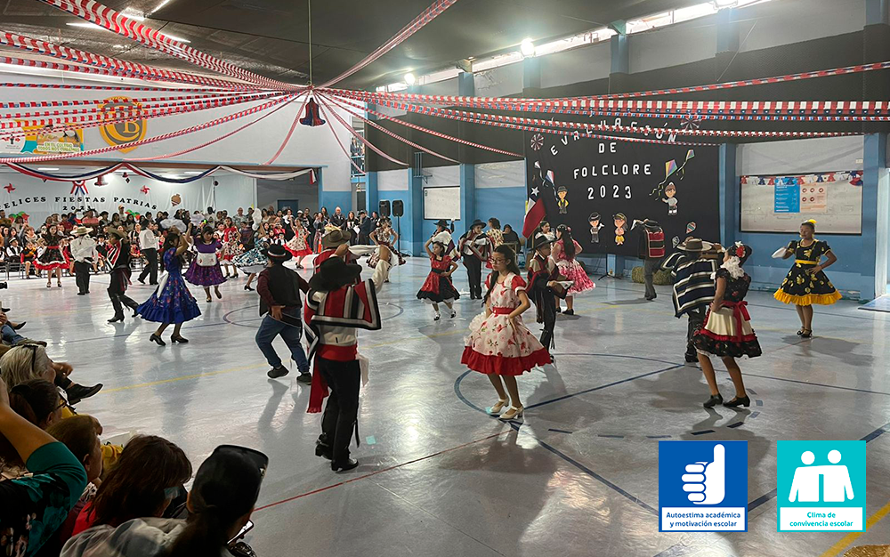 Inicio de las presentaciones folclóricas en nuestro Colegio Bulnes