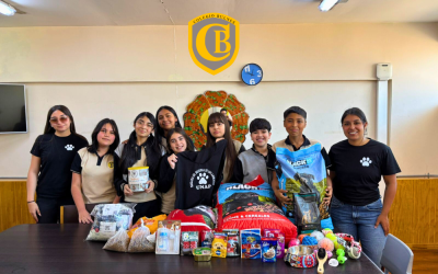 Alumnos de 7°B entregan donaciones a la Brigada de Defensa de los Animales de la UNAP