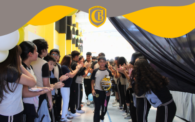 Estudiantes de 8° Básico del Colegio Bulnes vivieron su último día de clases con el tradicional campanazo