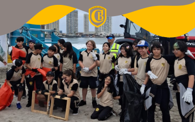 Estudiantes de 6° básico se sumaron a jornada de limpieza de playa en el Mes del Mar