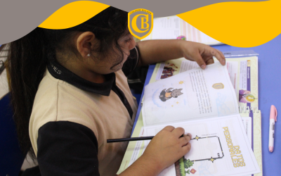 Estudiantes de 4° y 6° básico reciben álbum educativo con desafíos vinculados a los Indicadores de Desarrollo Personal y Social (IDPS)